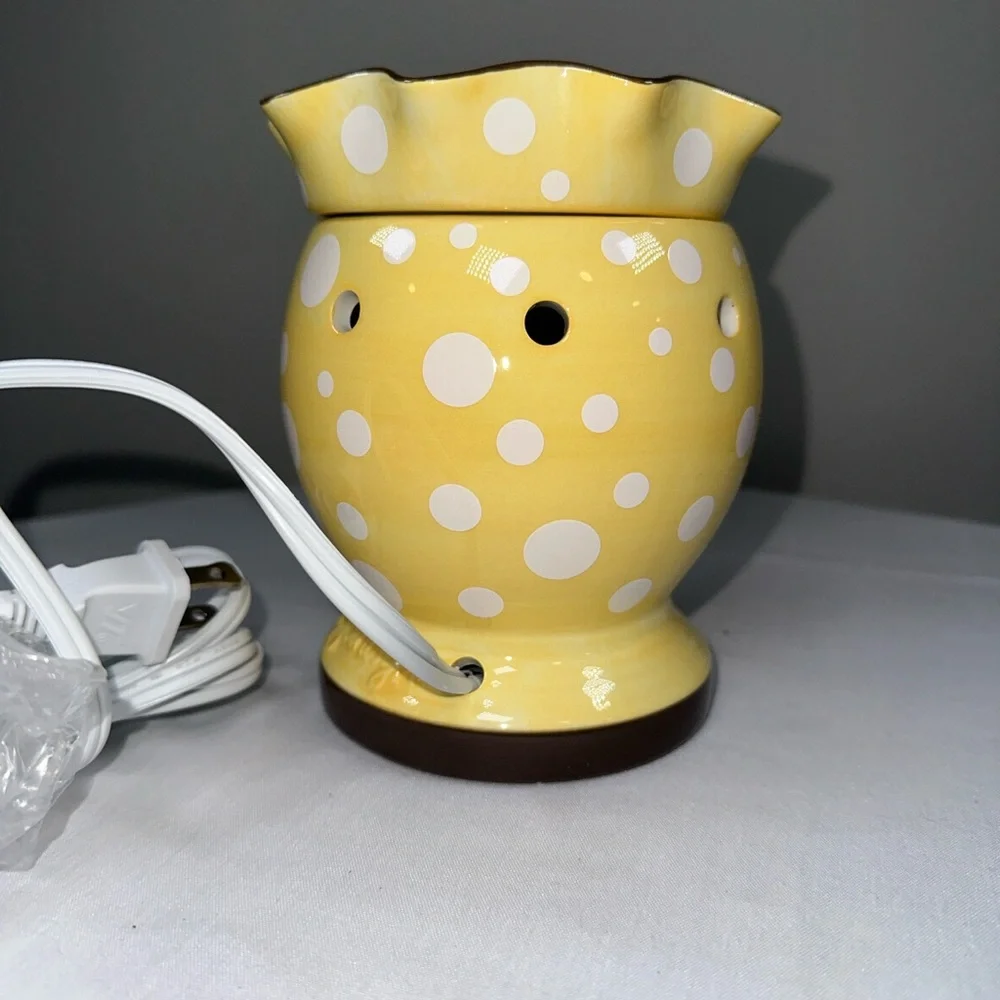 NEW Scentsy Dotty Full Size Warmer Ceramic Yellow White Polka Dot